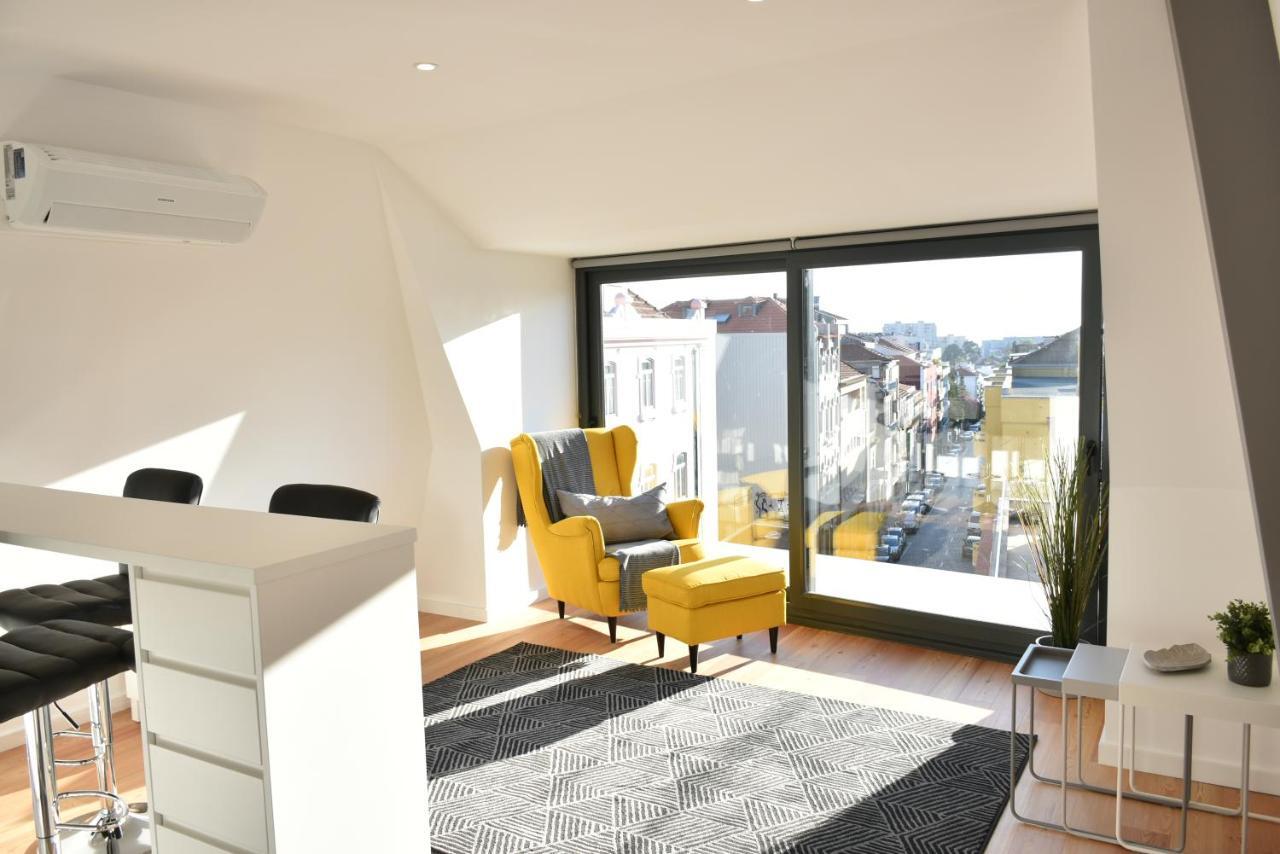 Sunny Penthouse Whith Balcony 9min Walk Main Station Apartamento Porto
